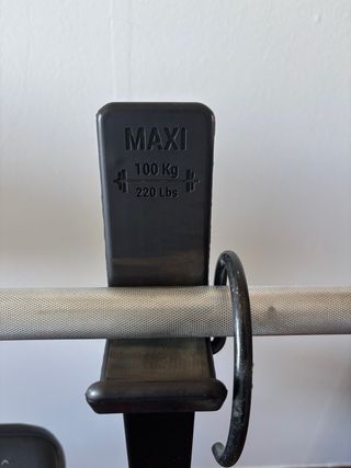 Banco de musculación con pesas