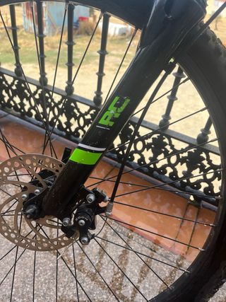 Bicicleta de montaña verde