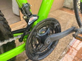 Bicicleta de montaña verde