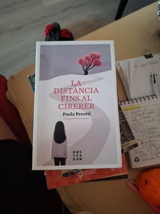 La distància fins al cirerer (Canals) (Catalan ...