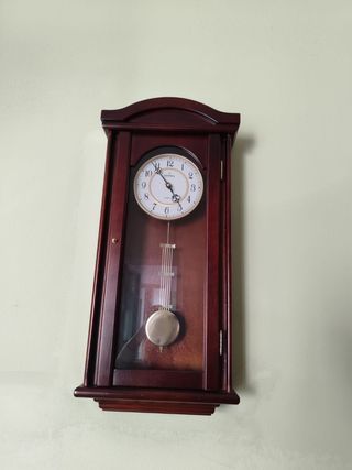Reloj de pared madera clásico
