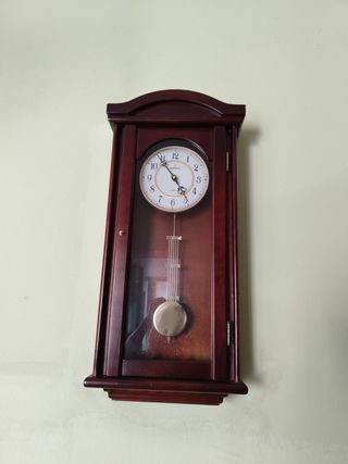 Reloj de pared madera clásico