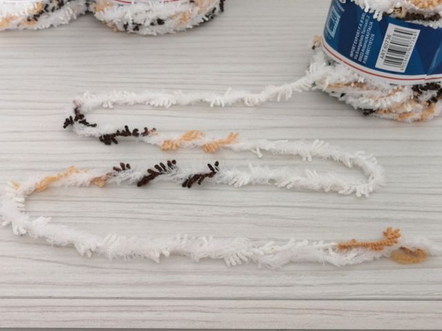 3 gomitoli di filo speciale con effetto fluffy