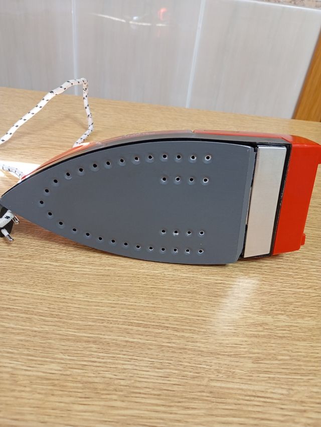 Plancha de vapor Aciko, con depósito extraíble