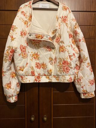 Cazadora Stradivarius floral