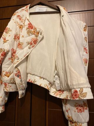 Cazadora Stradivarius floral