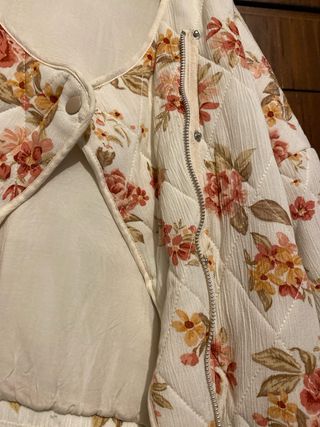 Cazadora Stradivarius floral