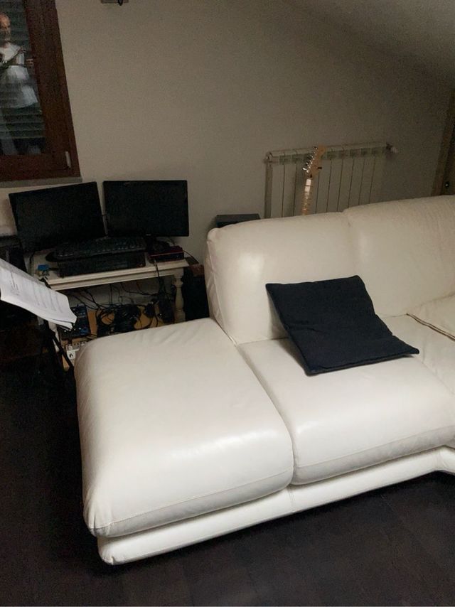 Divano Chateau d'Ax in pelle bianca