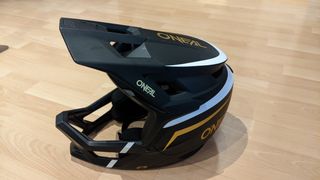 Casco ONeal Negro y Dorado Montaña