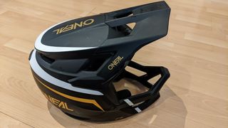 Casco ONeal Negro y Dorado Montaña