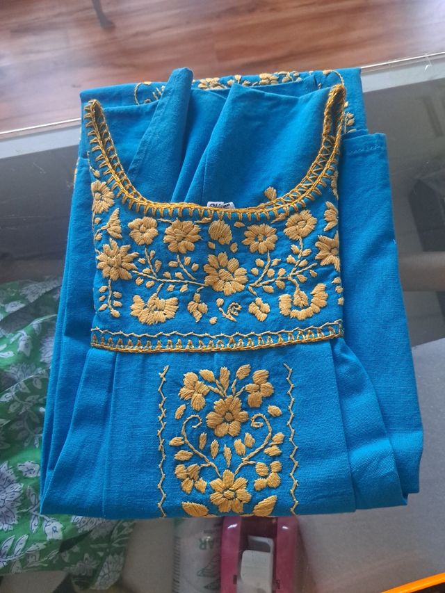 Vestido artesano bordado azul y dorado