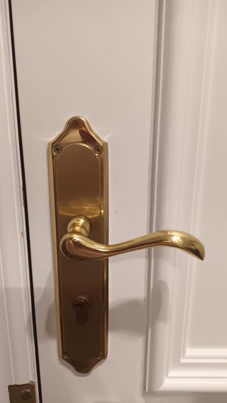 Manivelas de puerta doradas