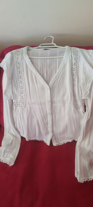Blusa blanca con encaje
