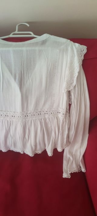 Blusa blanca con encaje