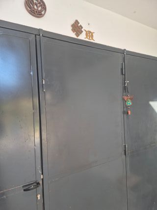 Puerta de hierro abatible