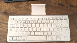 Teclado Bluetooth Plata y Blanco
