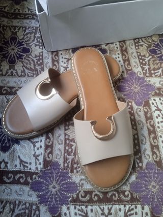 Sandalias Beige con Detalle Dorado