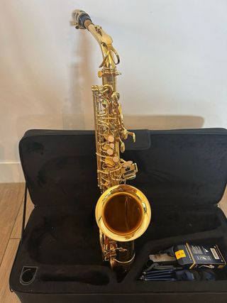 Saxofón SML Paris Dorado