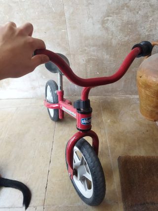 Bicicleta de la marca Chicco Roja