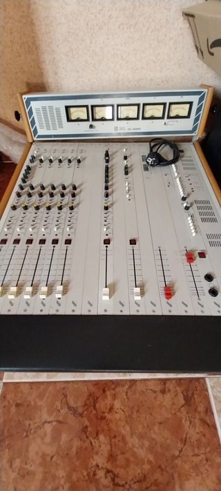 Mesa de mezclas broadcast