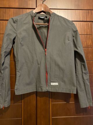 Chaqueta fina con cremallera