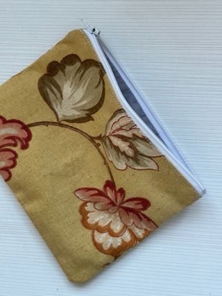 Bolsita de tela con cremallera y estampado floral 
