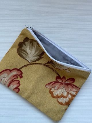 Bolsita de tela con cremallera y estampado floral 