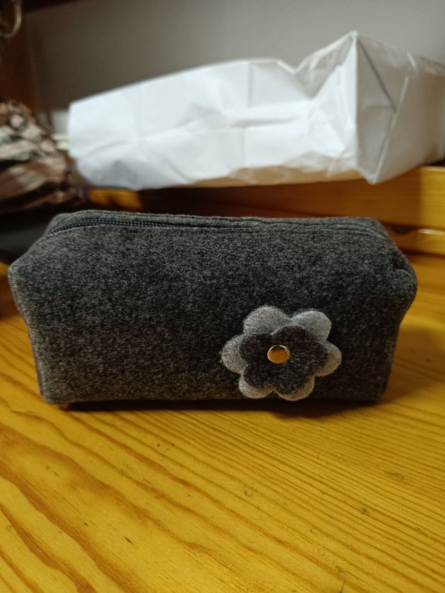 Estuche neceser gris con flor