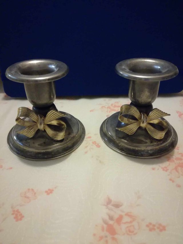 Par de Castiçais com Laço Dourado