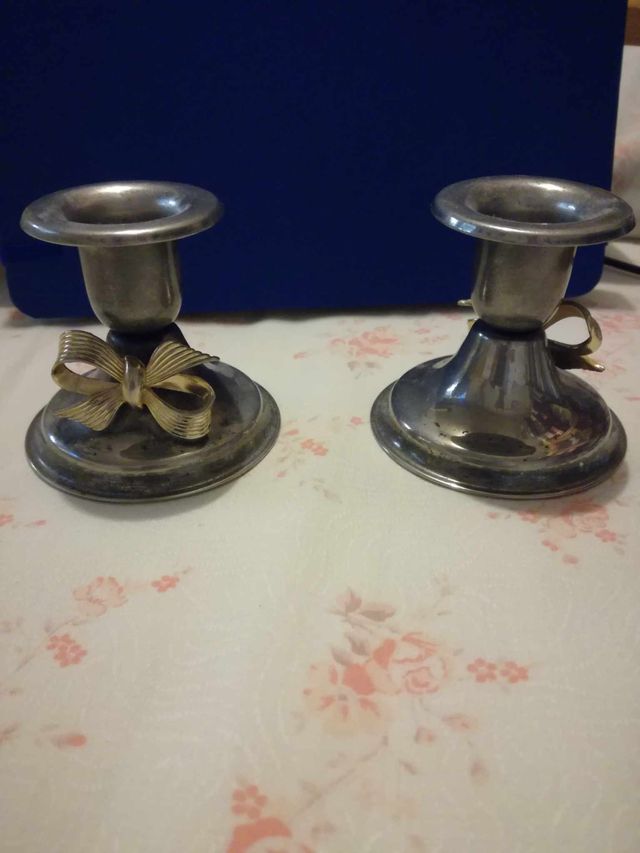 Par de Castiçais com Laço Dourado