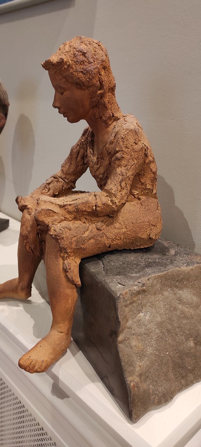 Escultura de terracota y piedra