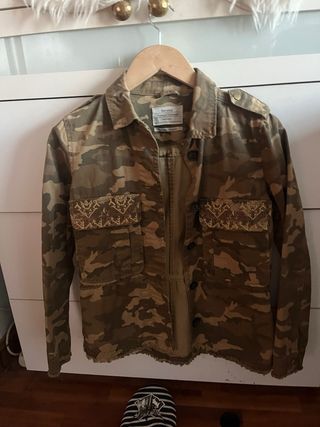 Chaqueta Militar Bershka Verde 
Talla S