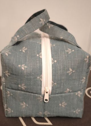 Neceser Azul con Estampado flor de lis.