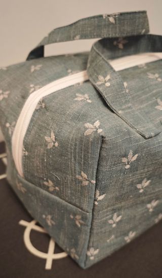 Neceser Azul con Estampado flor de lis.