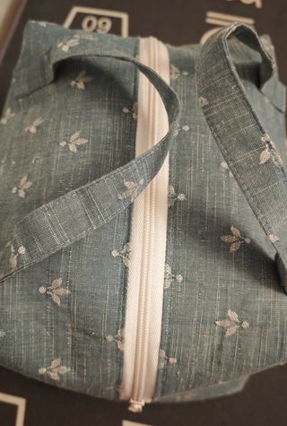 Neceser Azul con Estampado flor de lis.