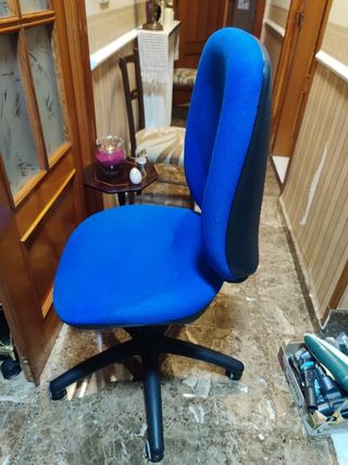 Silla de oficina azul y negra