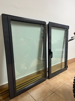 Ventana de aluminio gris