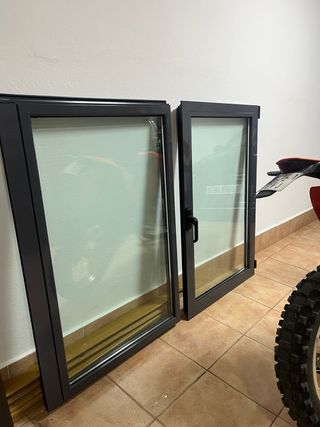 Ventana de aluminio gris