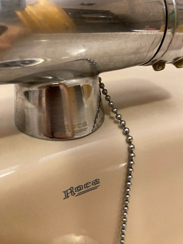 Grifo de lavabo de baño plateado Roca