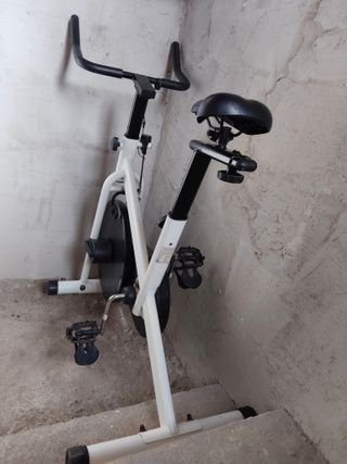 Bicicleta Estática blanca y negra.