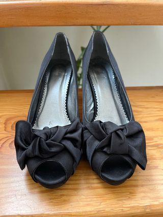 Zapatos de fiesta negros con lazo