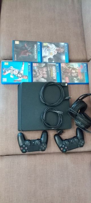 PS4 (PlayStation 4) con juegos y accesorios