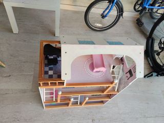Casita de muñecas de madera