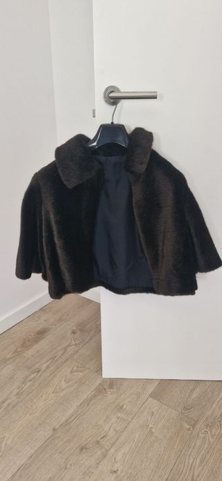 Capa de pelo sintético marrón
