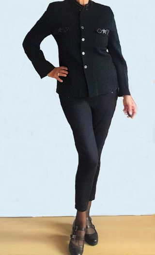 Chaqueta negra con adornos