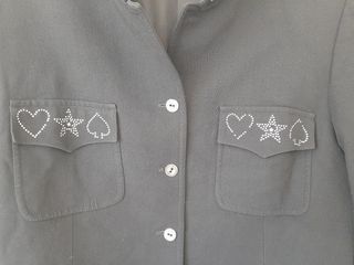 Chaqueta negra con adornos