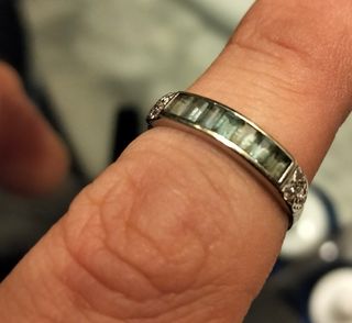 Anillo Oro Blanco con Piedras Verdes