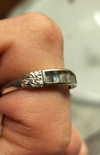 Anillo Oro Blanco con Piedras Verdes