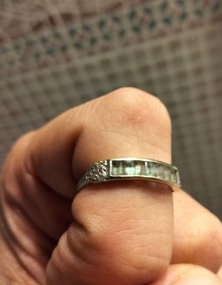 Anillo Oro Blanco con Piedras Verdes