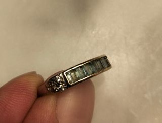 Anillo Oro Blanco con Piedras Verdes